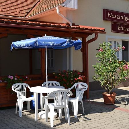 Nosztalgia Hotel Балатонсарсо Екстериор снимка