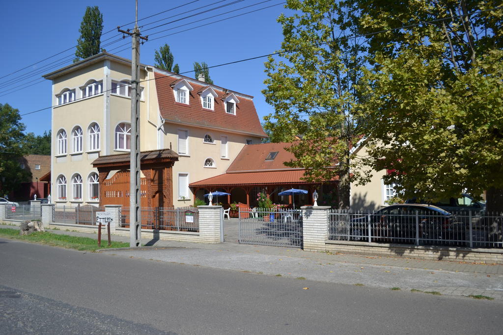 Nosztalgia Hotel Балатонсарсо Екстериор снимка