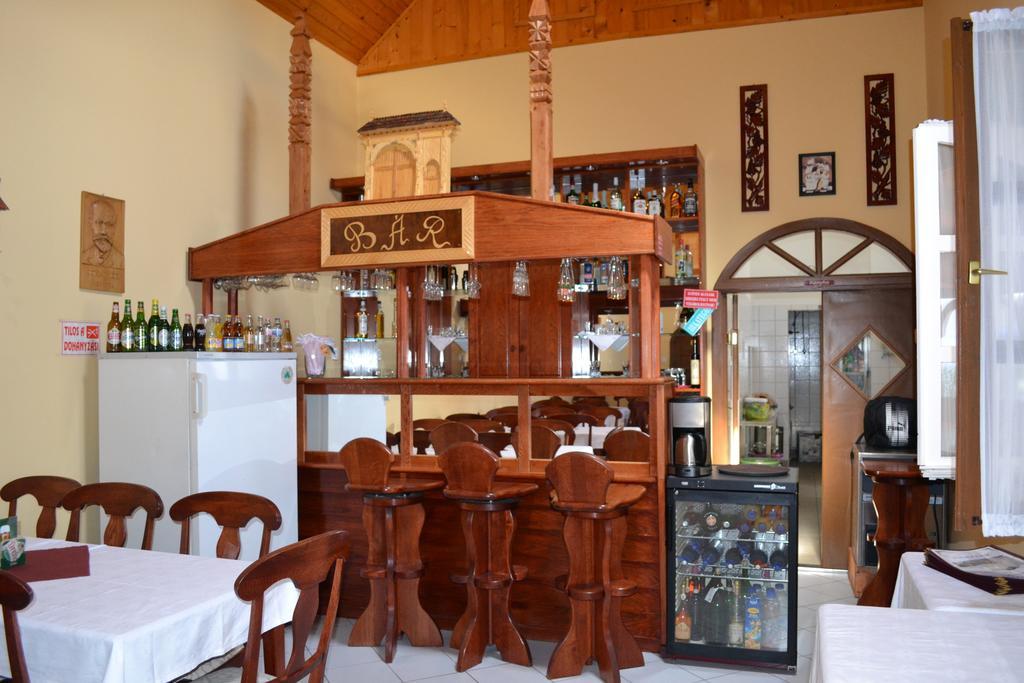 Nosztalgia Hotel Балатонсарсо Екстериор снимка